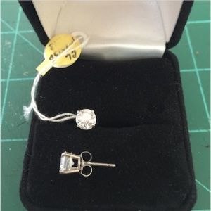 Sparkling 14K white gold Diamond stud earrings.